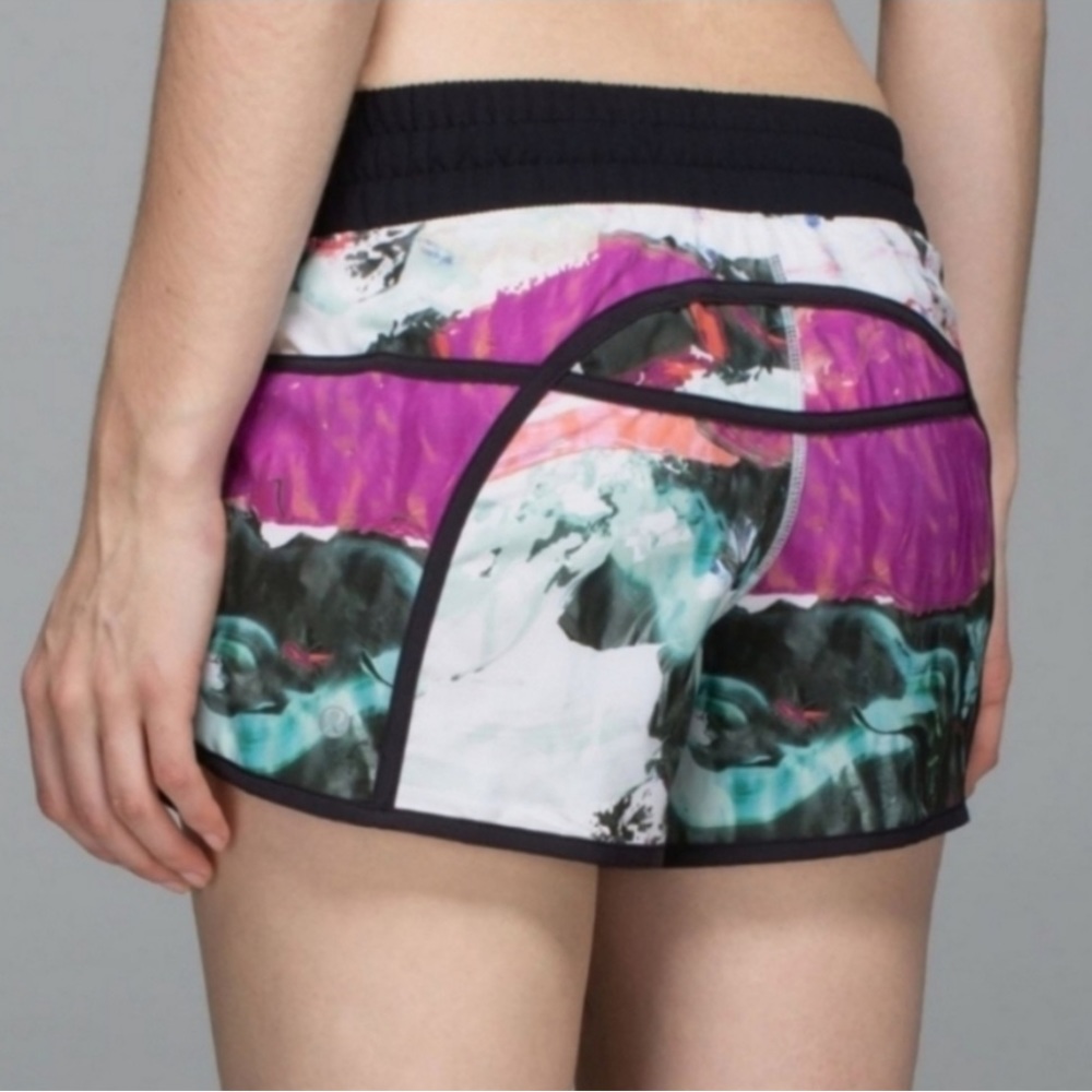 Lululemon Tracker Shorts MR 4” - Size 8